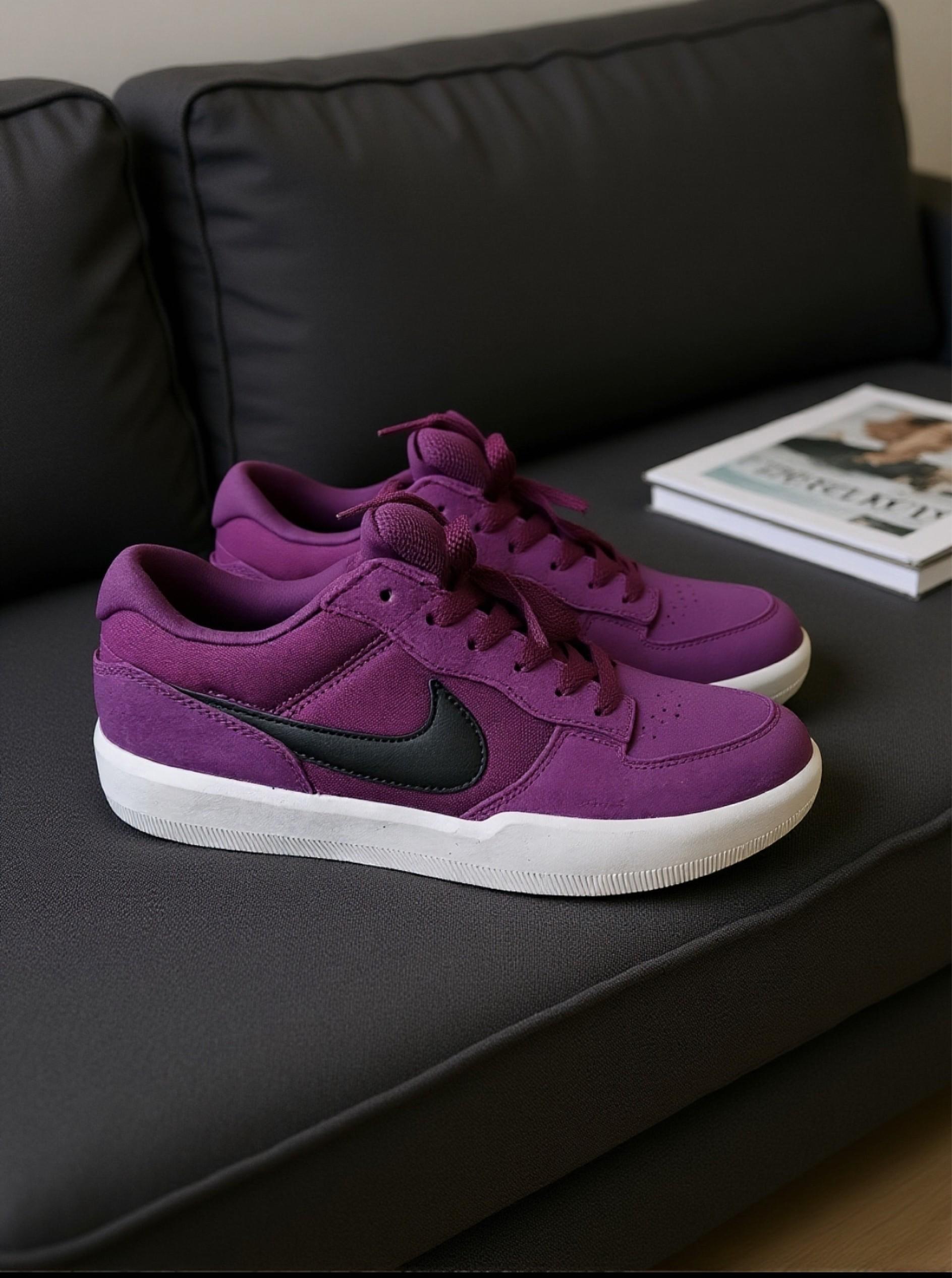 耐克紫黑低帮,踩碎路灯的夜